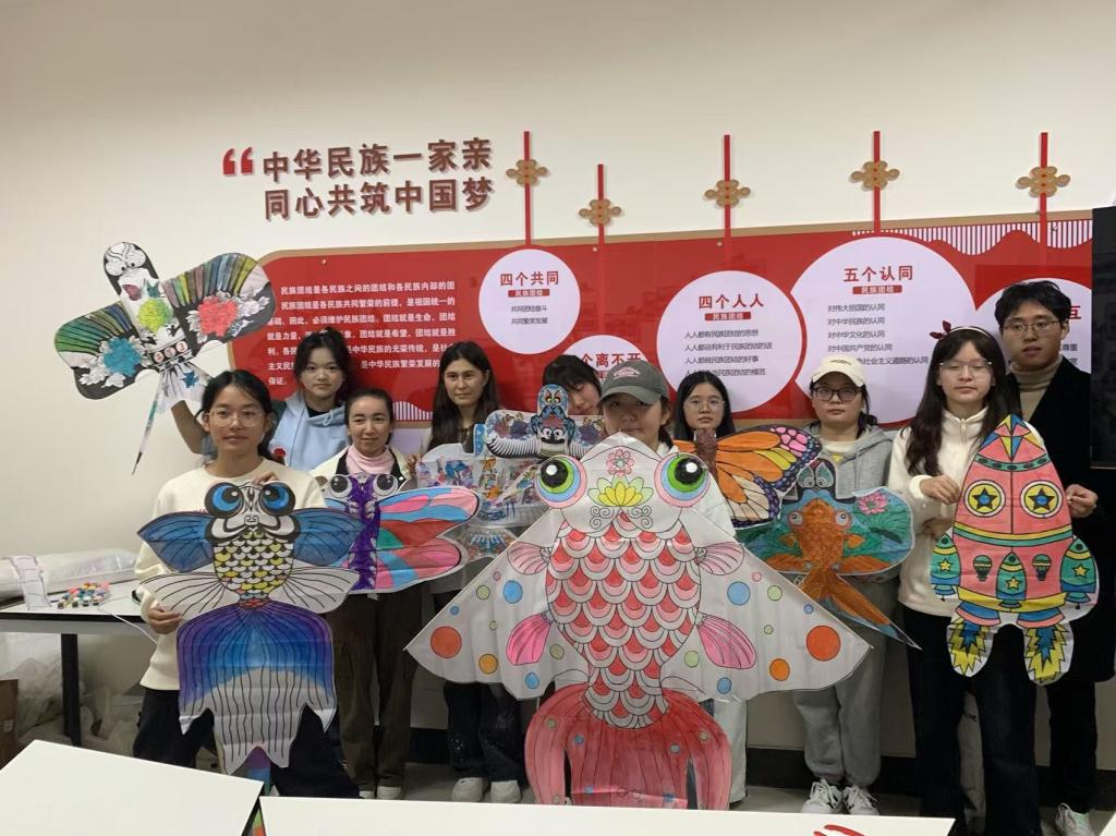 放飛夢想，共繪青春——我校組織學生開展“一站式”紙鳶藝術體驗活動